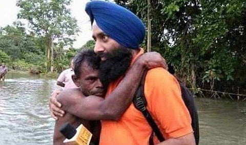 നന്ദി പറയാന്‍ ഭാഷ വേണ്ടെന്ന് ഈ ചിത്രം പറയും... ജീവന്‍ രക്ഷിച്ച സിഖുകാരനായ മാധ്യമപ്രവര്‍ത്തകനെ കെട്ടിപ്പിടിച്ചൊരു മനുഷ്യന്‍