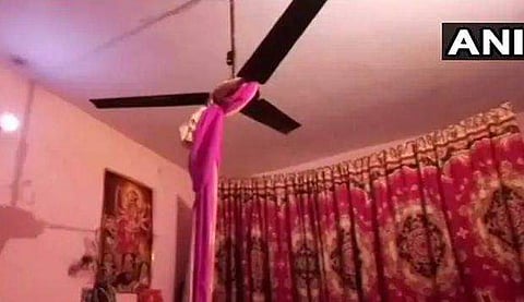 പൂട്ടിയിട്ട വീടിനുള്ളില്‍ അഞ്ചംഗ കുടുംബം കൊല്ലപ്പെട്ട നിലയില്‍; മൃതദേഹങ്ങള്‍കണ്ടെത്തിയത് ഫ്രിഡ്ജിലും അലമാരയിലും ,സ്യൂട്ട്‌കേസിലും