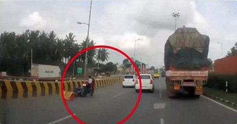 നെഞ്ചിടിപ്പ് കൂട്ടും ഈ രംഗം; തിരക്കുളള റോഡില്‍ അരകിലോമീറ്ററോളം അഞ്ചുവയസുകാരിയെയും വഹിച്ച് ബൈക്ക് തനിയെ പാഞ്ഞു (വീഡിയോ) 