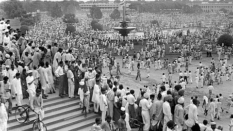 സ്വാതന്ത്ര്യലബ്ധി വേളയില്‍ ന്യൂഡെല്‍ഹിയിലെ റെയ്‌സിനാ ഹില്ലില്‍ ഇന്ത്യക്കാരുടെ ആഹ്ലാദപ്രകടനം