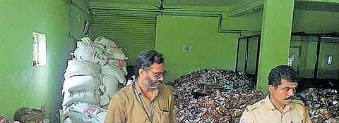 വെള്ളക്കെട്ടിൽ കിടന്ന രണ്ടു കോടി രൂപയുടെ പ്രോട്ടീൻ പൗഡർ പുതിയ കുപ്പികളിലാക്കി വിൽക്കാൻ ശ്രമം ; ആരോ​ഗ്യവകുപ്പ് അധികൃതർ പിടിച്ചെടുത്ത് നശിപ്പിച്ചു