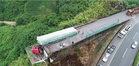 ട്രക്ക് അഗാധ ഗര്‍ത്തത്തിലേക്ക് തലകുത്തി; വലയില്‍ കുരുങ്ങിയ ഡ്രൈവര്‍ തലനാരിഴയ്ക്ക് രക്ഷപ്പെട്ടു (വീഡിയോ)
