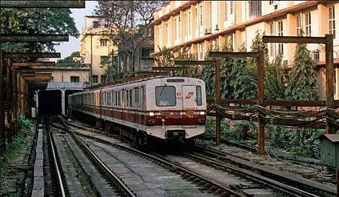 മെട്രോ സ്‌റ്റേഷനില്‍ ആത്മഹത്യാശ്രമം: കൊല്‍ക്കത്തയില്‍ ട്രെയിന്‍ ഗതാഗതം തടസപ്പെട്ടു