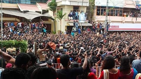 ദുൽഖർ സൽമാനെ കാണാനെത്തിയവരുടെ തിരക്കിൽപ്പെട്ട് ഒരാൾ മരിച്ചു; നിരവധിപേർക്ക് പരിക്ക്