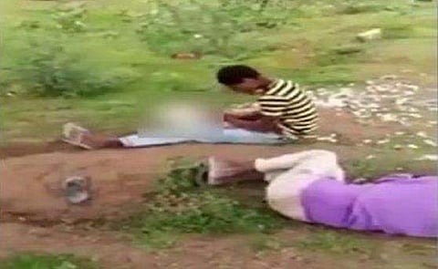 വിശന്ന് വശംകെട്ടു; മദ്യലഹരിയില്‍ യുവാവ് കോഴിയെ പച്ചയ്ക്കുതിന്നു, രക്തവും കുടിച്ചു; വീഡിയോ കാണാം