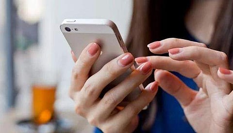 യുവതി ഫോണില്‍ മറ്റൊരാളുമായി സംസാരിച്ചു; പിന്നാലെ പങ്കാളി പാസ്‌വേഡ് ചോദിച്ചു, നല്‍കിയില്ല; 39 കാരന്‍ ചുറ്റിക കൊണ്ട് അടിച്ചുകൊന്നു