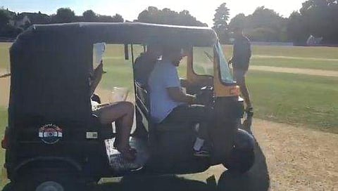 ഓട്ടോറിക്ഷയ്ക്ക് ക്രിക്കറ്റ് ഗ്രൗണ്ടില്‍ എന്താണ് കാര്യം? ഭാരത് ആര്‍മി മറുപടി പറയും