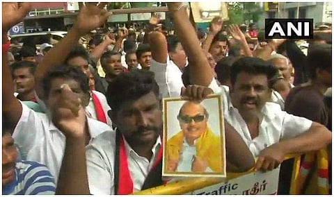 കരുണാനിധിയുടെ നില ഗുരുതരമായി തുടരുന്നു;  ആശുപത്രി പരിസരത്തേക്ക് ഡിഎംകെ പ്രവര്‍ത്തകരുടെ ഒഴുക്ക് 