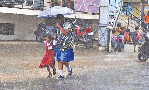 കനത്ത മഴ: മൂന്ന് ജില്ലകളിലെ വിദ്യാലയങ്ങള്‍ക്ക് ഇന്ന് അവധി