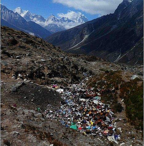 എവറസ്റ്റിലും പ്ലാസ്റ്റിക്ക് മാലിന്യങ്ങള്‍ കുന്നുകൂടുന്നു; മുന്നറിയിപ്പുമായി വിദഗ്ധര്‍ (ചിത്രങ്ങള്‍)