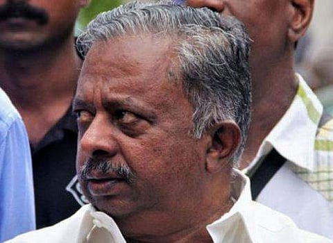 ഹര്‍ത്താലില്‍ മന്ത്രി കെ രാജു കാറില്‍, തടഞ്ഞ് കോണ്‍ഗ്രസ് പ്രവര്‍ത്തകര്‍; തുടര്‍ന്ന് ബൈക്കില്‍ വിവാഹവീട്ടിലേക്ക്  