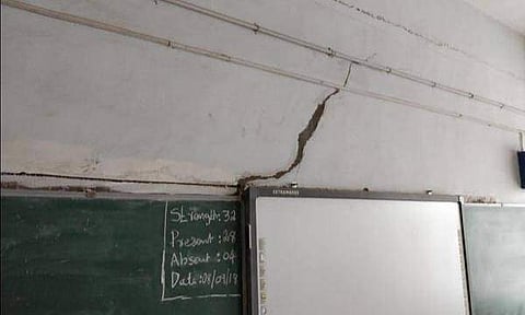 ക്ലാസ് മുറികള്‍ താഴേക്ക് താഴ്ന്നു, സംഭവം നൂറിലധികം കുട്ടികള്‍ ക്ലാസിലിരിക്കെ