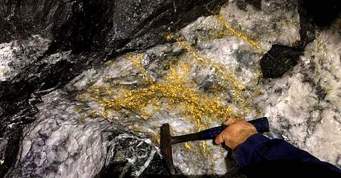 നിക്കല്‍ ഖനിയില്‍ നിന്ന് കണ്ടെത്തിയത് സ്വര്‍ണത്തിന്റെ പാറക്കൂട്ടം;  വിറ്റൊഴിയാനിരുന്ന ഖനി നല്‍കിയ സമ്മാനം കണ്ട് ഞെട്ടി ലോകം