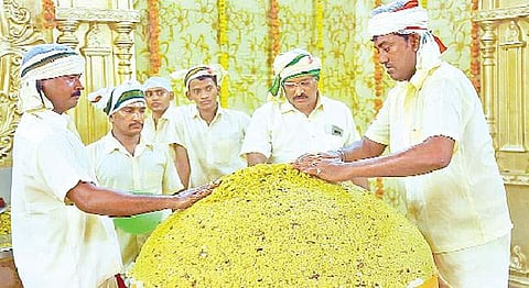 ഗണേശ ചതുര്‍ത്ഥിയോടനുബന്ധിച്ച് ഹൈദരാബാദിലേക്ക് എത്തിയത് 580 കിലോ ഭാരമുള്ള ലഡ്ഡു