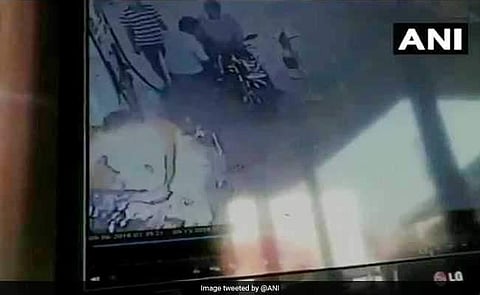 പെട്രോള്‍ പമ്പില്‍ വെച്ച് ബൈക്കിന് തീപിടിച്ചു, ഒഴിവായത് വന്‍ ദുരന്തം: ഞെട്ടിപ്പിക്കുന്ന ദൃശ്യങ്ങള്‍