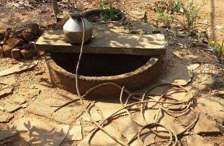 മദ്യം വാങ്ങാന്‍ 50 രൂപ നല്‍കിയില്ല; അമ്മയുടെ കൈയ്യിലിരുന്ന കുഞ്ഞിനെ തട്ടിയെടുത്ത് കിണറ്റിലെറിഞ്ഞ് കൊന്നു