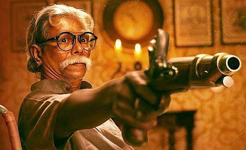 വീല്‍ ചെയറില്‍ തോക്കും പിടിച്ചിരിക്കുന്ന രാജു ഭായ്; ഡാകിനിയിലെ ഇന്ദ്രന്‍സിന്റെ ലുക്കിന് സോഷ്യല്‍ മീഡിയയുടെ കൈയടി