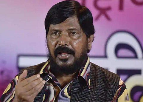 'ഞാന്‍ മന്ത്രിയല്ലേ അതുകൊണ്ട് ഇന്ധന വില ബാധിക്കുന്നില്ലല്ലോ'യെന്ന് റാംദാസ് അത്വാള്‍