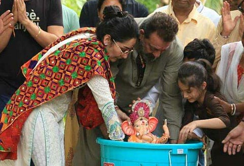 ഗണപതിയെ ബക്കറ്റില്‍ മുക്കിയെടുത്ത് സഞ്ജയ് ദത്ത്; പ്രകൃതിയെ നോവിക്കാതെ സൂപ്പര്‍താരത്തിന്റെ ആഘോഷം