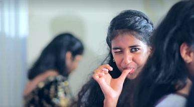 കണ്ണിറുക്കല്‍ ട്രെന്‍ഡ് ഇവിടം കൊണ്ടൊന്നും അവസാനിക്കുമെന്ന് തോന്നുന്നില്ല: പ്രിയ പ്രകാശിനെ വെല്ലുന്ന ഈ മിടുക്കിയുടെ കണ്ണിലേക്കൊന്ന് നോക്ക്...