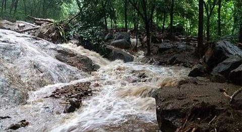 ഉരുള്‍ പൊട്ടലിനും വെള്ളപ്പൊക്കത്തിനും സാധ്യത : ആറ് ജില്ലകളില്‍ യെല്ലോ അലര്‍ട്ട് , ഇടുക്കിയില്‍ അതിശക്ത മഴയ്ക്ക് സാധ്യതയെന്ന് മുന്നറിയിപ്പ്