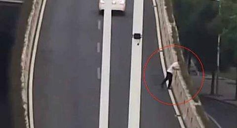 പൊലീസില്‍ നിന്ന് രക്ഷനേടാന്‍ യുവാവ് മേല്‍പ്പാലത്തില്‍ നിന്ന് എടുത്ത് ചാടി: ശേഷം പരിശോധനയില്‍ യുവാവ് മദ്യപിച്ചിട്ടില്ലെന്നും