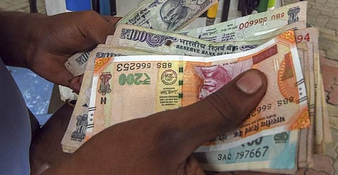 കൈക്കൂലി നല്‍കിയില്ല; കുട്ടികളുടെ ജനന സര്‍ട്ടിഫിക്കറ്റില്‍ നൂറ് വയസ്സ് ആക്കി ഉദ്യോഗസ്ഥന്‍