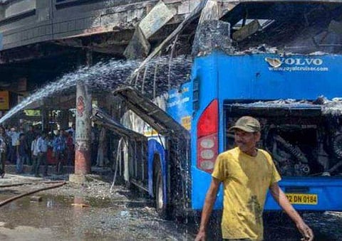 പ്രധാനമന്ത്രിയെ കാണാന്‍ കഴിഞ്ഞില്ല ; നിരാശയായ യുവതി ബസിന് പെട്രോളൊഴിച്ച് തീകൊളുത്തി