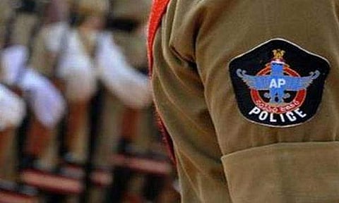 ' ഇനിയും പൊലീസിനെ അധിക്ഷേപിച്ചാൽ നാവരിയും' ; എംപിയോട് പൊലീസ് ഇൻസ്പെക്ടർ