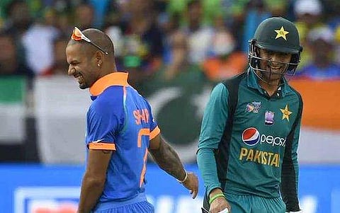 അളിയാ, ഇങ്ങോട്ടൊന്ന് നോക്കിയേ; മാലിക്കിനോട് ഗ്യാലറിയില്‍ നിന്ന് ആരാധകര്‍