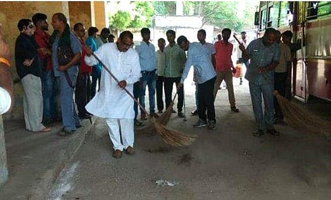 കണ്ടു പഠിക്കണം ! ; ഓഫീസും റോഡും സ്വയം വൃത്തിയാക്കും, കാറില്‍ എപ്പോഴും ചൂല്‍ ; വൃത്തിയുളള നഗരം സ്വപ്‌നം കാണുന്ന സര്‍ക്കാര്‍ ഉദ്യോഗസ്ഥന് അഭിനന്ദന പ്രവാഹം 