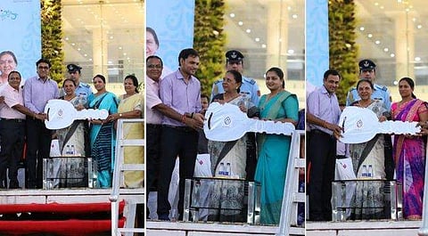 മൂന്ന് കോടിയുടെ കാര്‍ തൊഴിലാളികള്‍ക്ക് സമ്മാനമായി നല്‍കി രത്‌നവ്യാപാരി