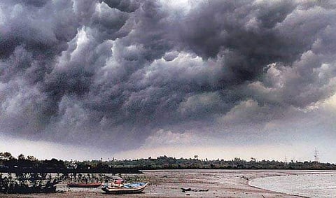 ന്യൂനമര്‍ദ്ദം ശക്തിപ്പെടാന്‍ സാധ്യത; മുന്നറിയിപ്പുമായി കാലാവസ്ഥ നിരീക്ഷണ കേന്ദ്രം; മത്സ്യതൊഴിലാളികള്‍ കടലില്‍ പോകരുത്