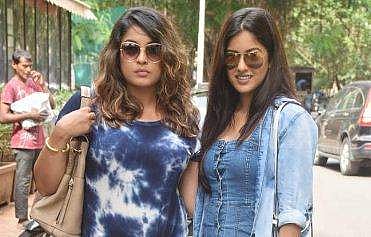 'കാറിന് മുകളിലേക്ക് അവര്‍ ചാടിക്കയറി, ചില്ല് അടിച്ചു പൊളിക്കാന്‍ ശ്രമിച്ചു'; തനുശ്രീക്ക് നേരെയുണ്ടായ അതിക്രമങ്ങളെക്കുറിച്ച് സഹോദരി ഇഷിത