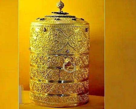  50 കോടിയുടെ  സ്വര്‍ണച്ചോറ്റുപാത്രവും ചായക്കപ്പും മോഷ്ടിച്ച് കള്ളന്‍മാര്‍ കടന്നു;  അന്വേഷണം ഊര്‍ജ്ജിതം