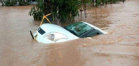 പുതിയ കാറ് വാങ്ങിയത് ഏഴര ലക്ഷം രൂപയ്ക്ക്, അറ്റകുറ്റപ്പണിക്ക് 15 ലക്ഷം ! വെള്ളത്തില്‍ മുങ്ങിയ വാഹനങ്ങള്‍ ഉടമകള്‍ ഉപേക്ഷിക്കാനൊരുങ്ങുന്നു