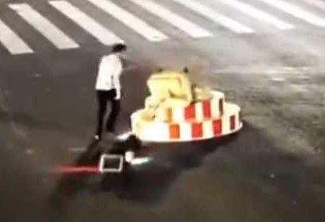 കാത്തിരുന്നിട്ടും ചുവന്ന ലൈറ്റ് മാറിയില്ല, അക്ഷമനായ ഡ്രൈവര്‍ സിഗ്നല്‍ പോസ്റ്റ് അടിച്ചുതകര്‍ത്തു ( വീഡിയോ)