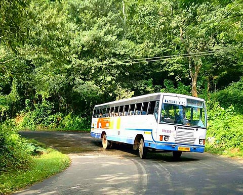 കെഎസ്ആര്‍ടിസി ബസ്സ് താഴ്ചയിലേക്ക് മറിഞ്ഞു; 20 പേര്‍ക്ക് പരുക്ക് 