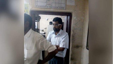 പ്രളയബാധിതര്‍ക്കുള്ള അവശ്യസാധനങ്ങള്‍ കടത്താന്‍ ശ്രമിച്ചു: വില്ലേജ് അസിസ്റ്റന്റ് ഓഫിസറെ നാട്ടുകാര്‍ പിടികൂടി