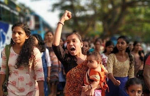 വനിതാമതിലിന് കൈക്കുഞ്ഞുമായി മുദ്രാവാക്യം വിളിച്ച് ആ അമ്മ, കൈയ്യടിച്ച് സോഷ്യല്‍മീഡിയ ( വീഡിയോ)