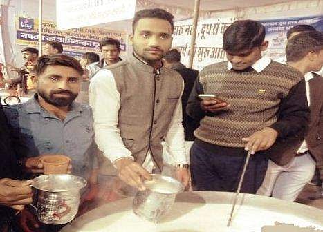 പുതുവത്സരാഘോഷത്തിന് മദ്യം വേണ്ട; നാട്ടുകാര്‍ സൗജന്യമായി വിതരണം ചെയ്തത് 8000 ലിറ്റര്‍ പാല്‍