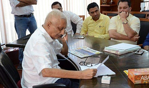 മൂക്കില്‍ ട്യൂബുമിട്ട്  മുഖ്യമന്ത്രി മന്ത്രിസഭായോഗത്തില്‍