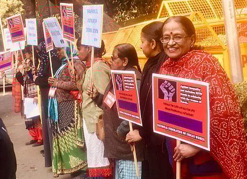 'ഈ പോരാട്ടത്തില്‍ കേരളത്തിലെ സ്ത്രീകള്‍ക്കൊപ്പം' ; കേരളാ ഹൗസിന് മുന്നിലും ' വനിതാ മതില്‍'