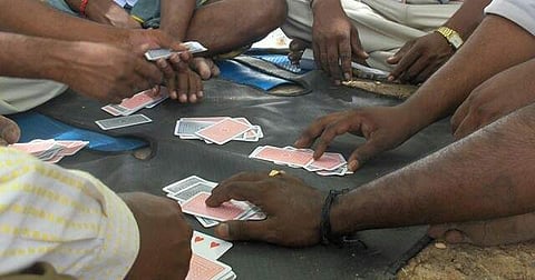 പണിമുടക്കിന്റെ നഷ്ടം നികത്താന്‍ പണം വെച്ച് ചീട്ടുകളി; അഞ്ചംഗ സംഘം പിടിയില്‍