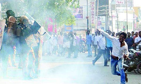 മിഠായിതെരുവില്‍ അക്രമം അഴിച്ചുവിട്ടവര്‍ കുടുങ്ങും; ചിത്രങ്ങള്‍ പുറത്തുവിട്ട് പൊലീസ്