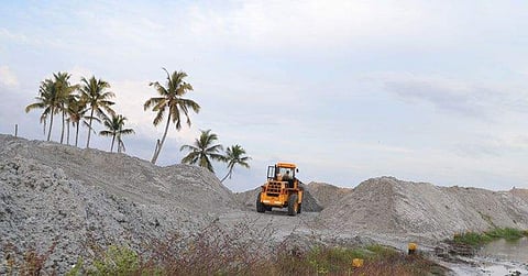 ആലപ്പാട്ടെ കരിമണല്‍ ഖനനം: സര്‍ക്കാരിനും ഐആര്‍ഇയ്ക്കും ഹൈക്കോടതി നോട്ടീസ്