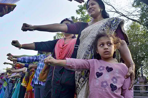ഉയര്‍ന്ന മതിലും തകര്‍ന്ന മതിലും 