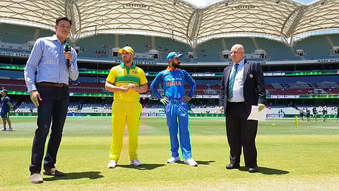 അഡ്‌ലെയ്ഡ് ഏകദിനം : ഓസീസിന് ടോസ്, ബാറ്റിംഗ് ; മുഹമ്മദ് സിറാജിന് അരങ്ങേറ്റം