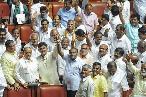 കര്‍ണാടകയില്‍ നാടകീയ നീക്കങ്ങള്‍; രണ്ട് സ്വതന്ത്ര എംഎല്‍എമാര്‍ സര്‍ക്കാരിനുള്ള പിന്തുണ പിന്‍വലിച്ചു