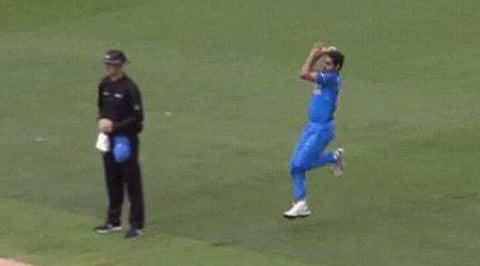 ഫിഞ്ചിനെ വിറപ്പിച്ച് ഭുവിയുടെ ഡെഡ് ബോള്‍; ബുദ്ധി ഉപദേശിച്ചത് ധോനി തന്നെ